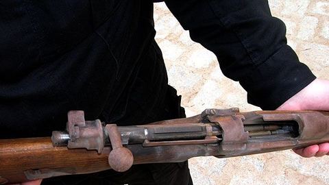 Mauser przeleżał na strychu przez ponad 60 lat. Kto go tam ukrył? Pozostanie tajemnicą.