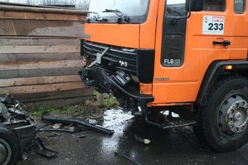 Groźna kraksa na wąskiej drodze