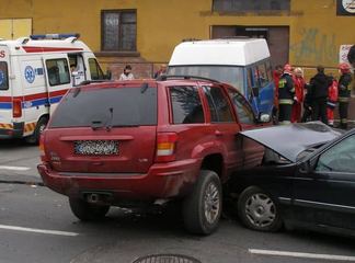 Wjechał pod samochód, bo się zagapił