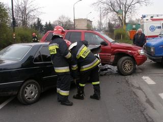 Wjechał pod samochód, bo się zagapił