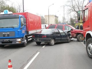 Wjechał pod samochód, bo się zagapił