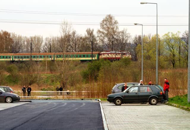 Pociąg zbliża się do estakady. W tym roku jeździ tam więcej składów pasażerskich niż zwykle. Są też pociągi towarowe i drezyny. Miejsce jest bardzo niebezpieczne.