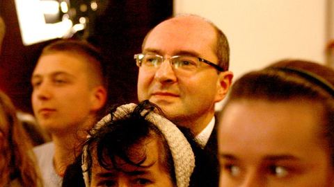 Marek Obrębalski wśród widowni w Teatrze Jeleniorgóskim.