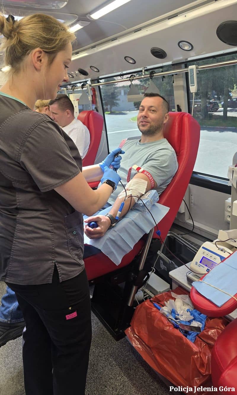 Mundurowi oddają krew – wspólna akcja w Jeleniej Górze z dużym odzewem