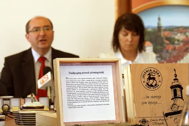 Marek Obrębalski, gospodarz konferencji, zapowiada imprezy jubileuszowe. Obok – Katarzyna Młodawska.