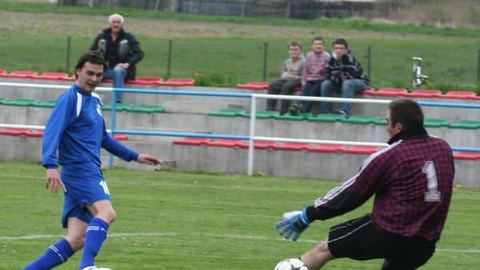 Maksim Davidenko zdobywa gola na 2:0 dla otnika.