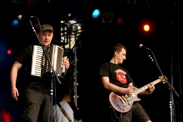 Biało–czerwona Jelenia Góra z gwiazdami rocka