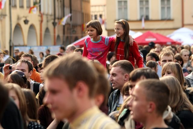 Biało–czerwona Jelenia Góra z gwiazdami rocka