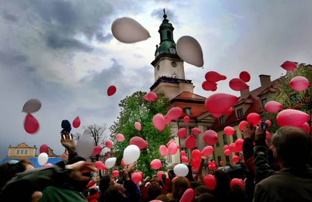 Biało–czerwona Jelenia Góra z gwiazdami rocka