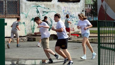 Potrzeby oświaty w zakresie infrastruktury sportowej są spore nie tylko w liceach. Boisko przy Gimnazjum nr 4 aż prosi się o remont.
