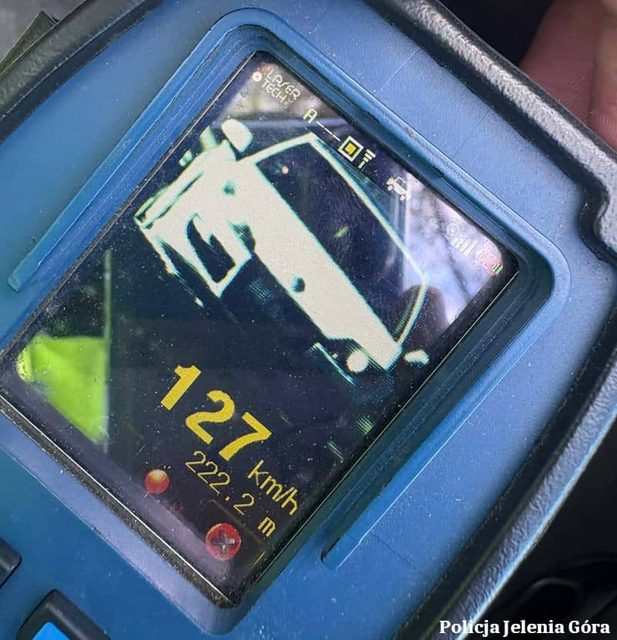Jechał 127 km/h w mieście