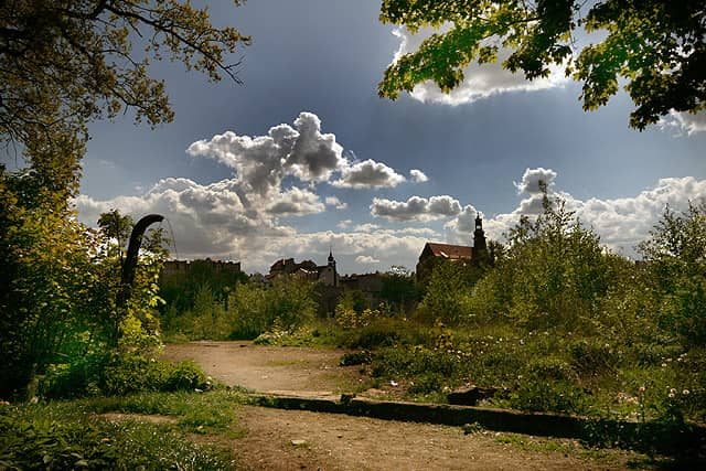 W Jeleniej Górze nie brakuje terenów, które aż się proszą o inwestycję. Czy ułatwi je decyzja rady?