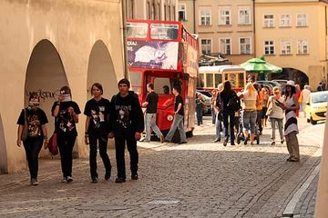 Głośne świętowanie studentów