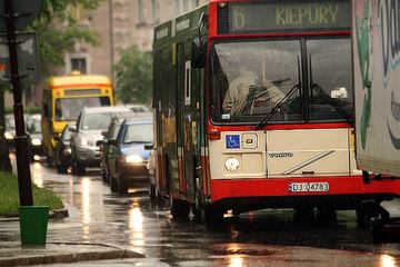 Miasto tonie w korkach – poziom rzek wzrasta