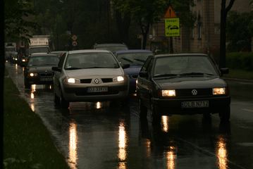 Miasto tonie w korkach – poziom rzek wzrasta