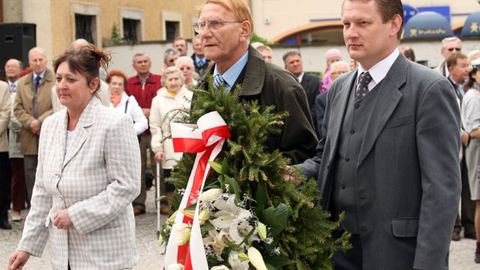 Najbogatszym radnym jest wiceprzewodniczący rady miejskiej Józef Sarzyński. Obok – Józef Zabrzański z PiS. Obydwaj podczas składania kwiatów z okazji Święta Konstytucji 3 Maja.