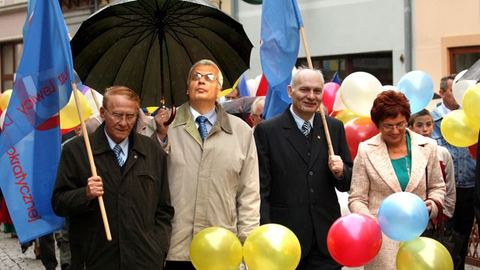 Antoni Grochowski (drugi od prawej) na czele tegorocznego pochodu 1–majowego.