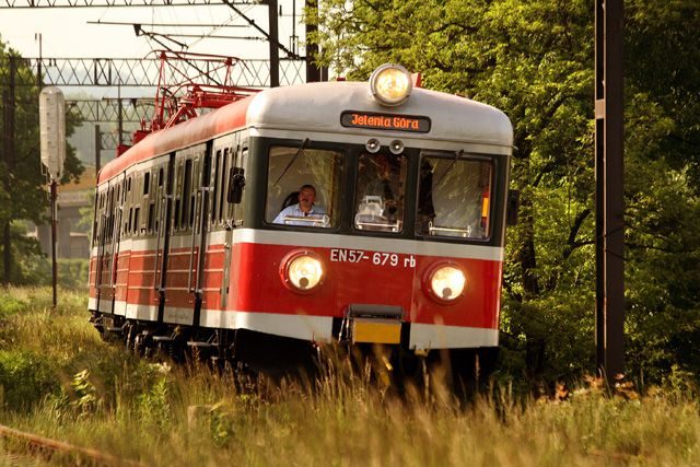 O polskim TGV możemy na razie pomarzyć. Rzeczywistość na polskich torach to często skansen. Prototyp EN–57 pochodzi z lat 30. ubiegłego wieku.
