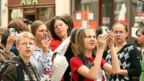 Młodzi turyści przed Bramą Wojanowską.