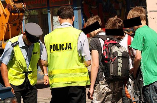 Policjanci w trakcie legitymowania wagarowiczów na śródmiejskim trakcie w Jeleniej Górze.