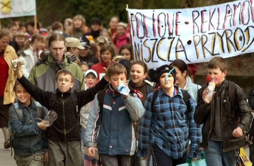 Nadzieją może być rosnąca świadomość ekologiczna młodzieży. Uczniowie Szkoły Podstawowej nr 6 zorganizowali wiosną marsz happening, podczas którego rozdawali ekologiczne torby prze