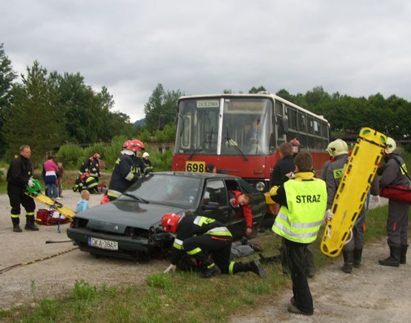 Kraksa pod Sosnówką – strażacy uratowali poszkodowanych