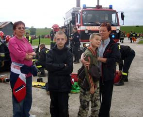 Kraksa pod Sosnówką – strażacy uratowali poszkodowanych