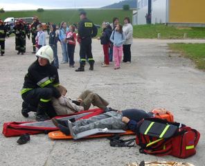 Kraksa pod Sosnówką – strażacy uratowali poszkodowanych