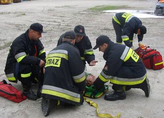 Kraksa pod Sosnówką – strażacy uratowali poszkodowanych