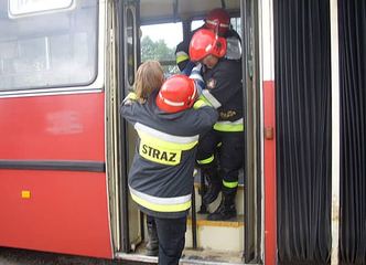 Kraksa pod Sosnówką – strażacy uratowali poszkodowanych