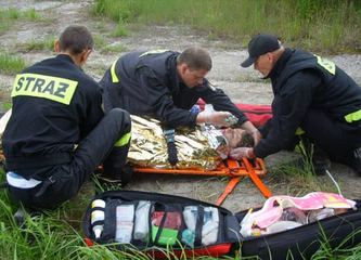 Kraksa pod Sosnówką – strażacy uratowali poszkodowanych