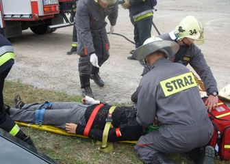 Kraksa pod Sosnówką – strażacy uratowali poszkodowanych