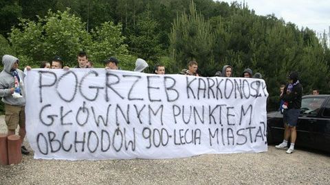 Bronią Karkonoszy i grożą paraliżem