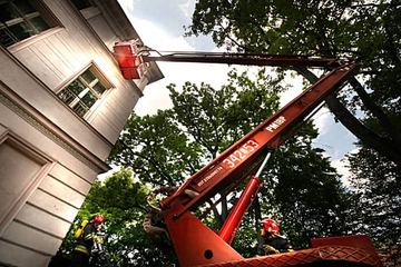 Strażacy „gasili płonącą” szkołę specjalną