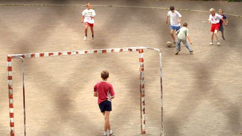 Młodzi jeleniogórzanie dziś kopali piłkę na boisku Szkoły Podstawowej nr 13. Czy za cztery lata będą mogli na własne oczy zobaczyć gwiazdy futbolu w Jeleniej Górze?
