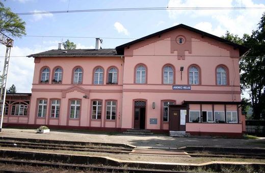 Odświeżony budynek dworca w Janowicach Wielkich to kropla w morzu potrzeb.