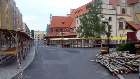 Gród lwa jeszcze bez turystów, za to z elementami straganów, które już w najbliższy weekend zapełnią się eksponatami.
