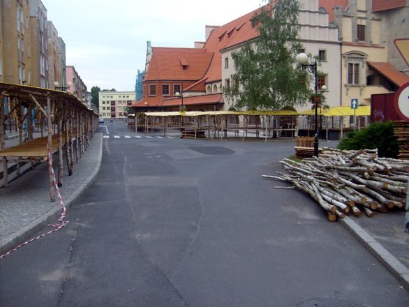 Gród lwa jeszcze bez turystów, za to z elementami straganów, które już w najbliższy weekend zapełnią się eksponatami.