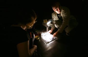 Walka i porwanie w teatrze cieni