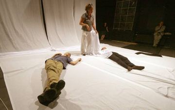 Walka i porwanie w teatrze cieni