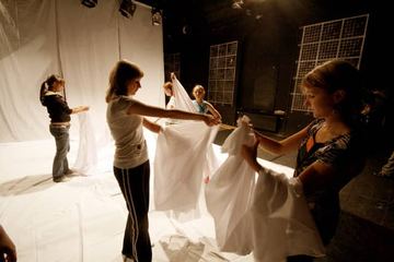Walka i porwanie w teatrze cieni