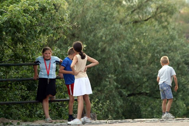 Dzieci bawią się w miejscu, gdzie za półtora roku będzie teren najnowocześniejszej galerii handlowej w Jeleniej Górze.