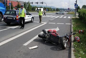 Kierowca wjechał w jednoślad: potrącony skuterzysta w szpitalu