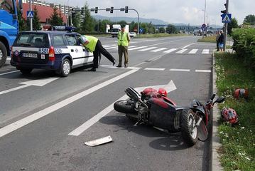 Kierowca wjechał w jednoślad: potrącony skuterzysta w szpitalu