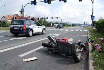 Kierowca wjechał w jednoślad: potrącony skuterzysta w szpitalu