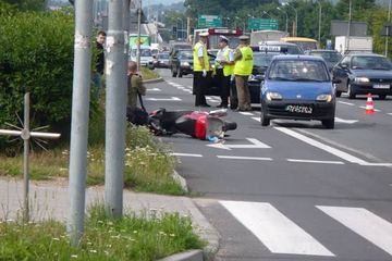 Kierowca wjechał w jednoślad: potrącony skuterzysta w szpitalu