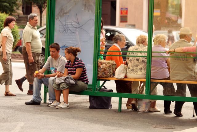 „Wietrzenie” wiat przystankowych za sprawą chuliganów