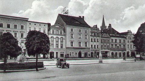 Opakują wielką płytę na starym mieście