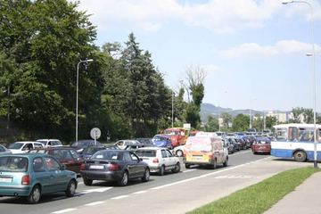 Wyciek gazu na stacji paliw – paraliż na drogach