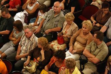 Sukces premiery „jelonków” – młodzi z certyfikatami aktorskimi